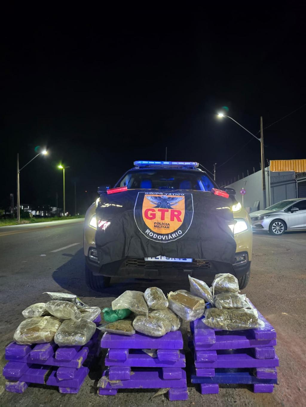 Imagem 2 do post Após bater em árvore durante fuga, dupla é presa com grande carga de drogas em Patos de Minas na BR-365