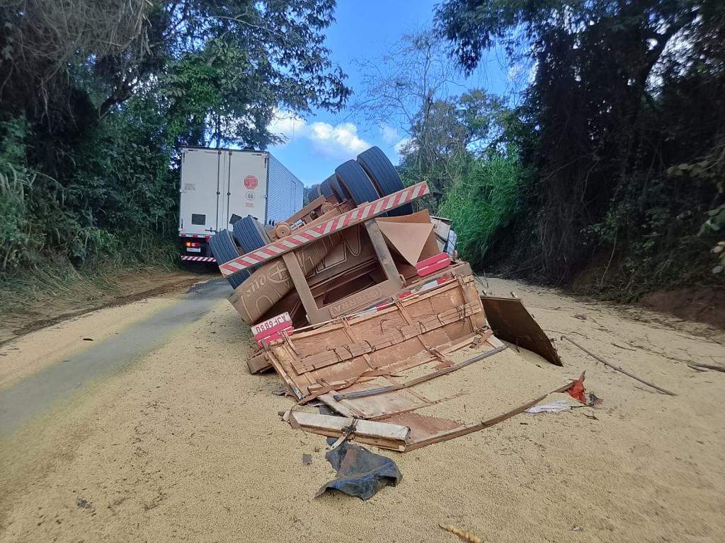 Imagem 1 do post Caminhão tomba na MG-188 em Coromandel e interdita parcialmente a rodovia