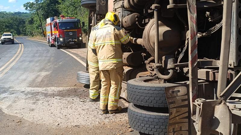Carreta tomba na MGC-462 e mobiliza equipes de emergência próximo ao Ribeirão Santo Antônio