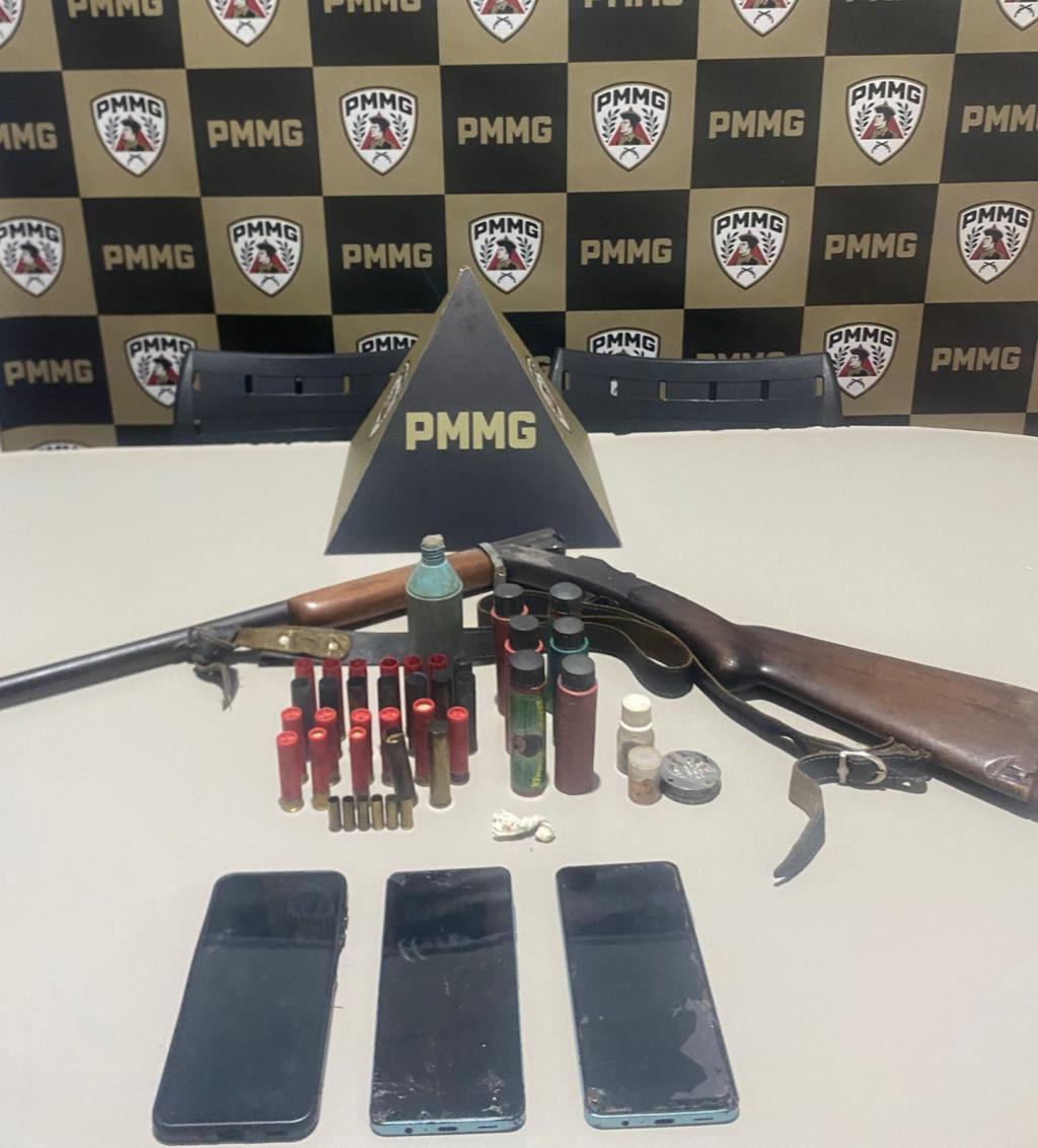 Homens são detidos após agressão e ameaça com arma...